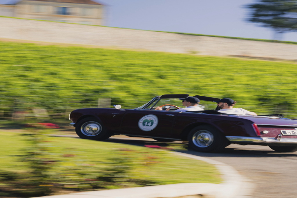 Cabriolet lancé dans les vignes