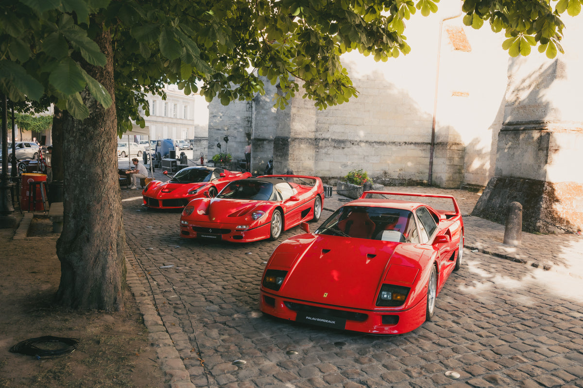 Ferrari rouges exposées dans une allée