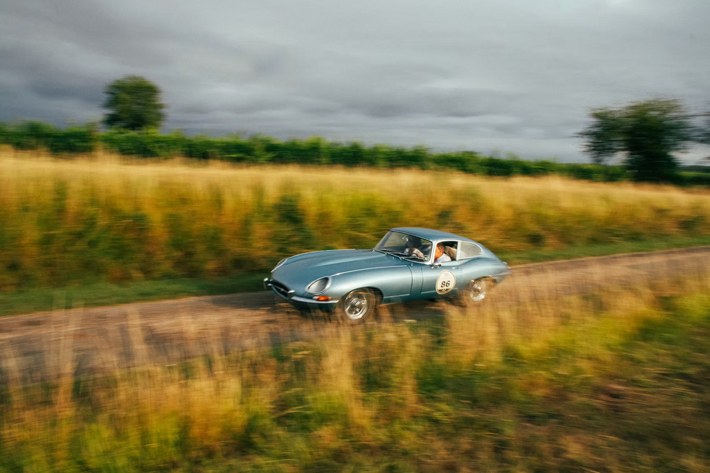 Jaguar Type E lancée dans la campagne